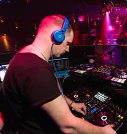 Alex är DJ