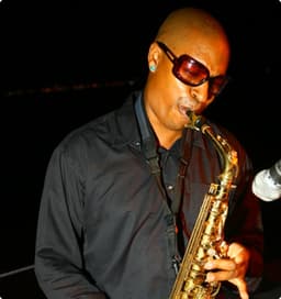 Jimmy är en saxofonist